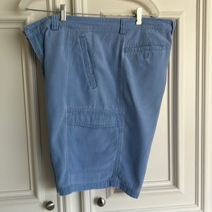 Like new Tommy Bahama cargo shorts 21 inches long.
